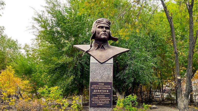  В Оренбурге увековечили память летчика-истребителя Михаила Девятаева