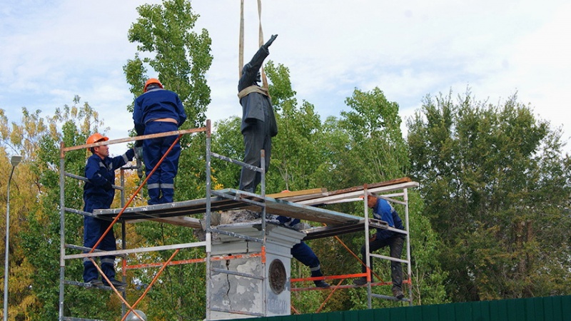 Продолжаются работы по сохранению памятника Владимиру Ленину