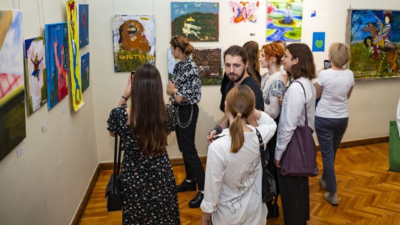 В Оренбуржье открылась выставка молодых художников «Я художник десять секунд» (0+)