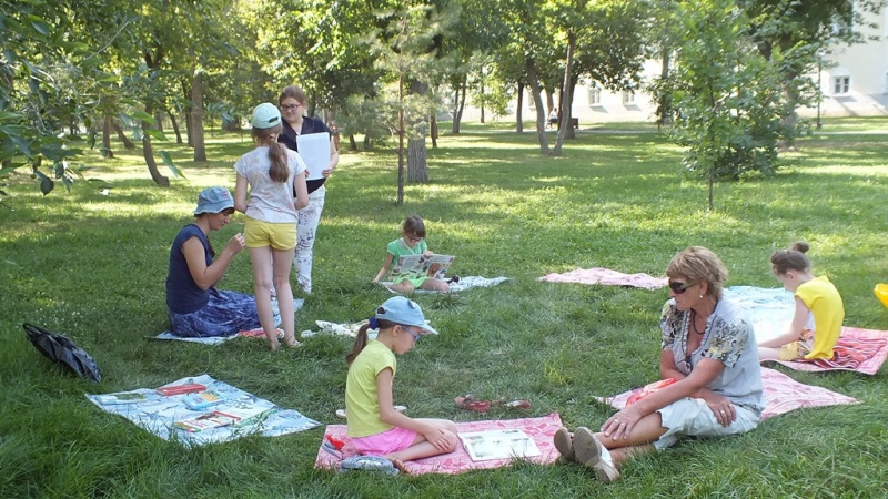 Летний читальный зал на траве прощается со своими юными участниками
