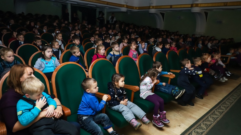 Около двух тысяч юных зрителей аплодировали Оренбургскому областному театру кукол в Западной Сибири