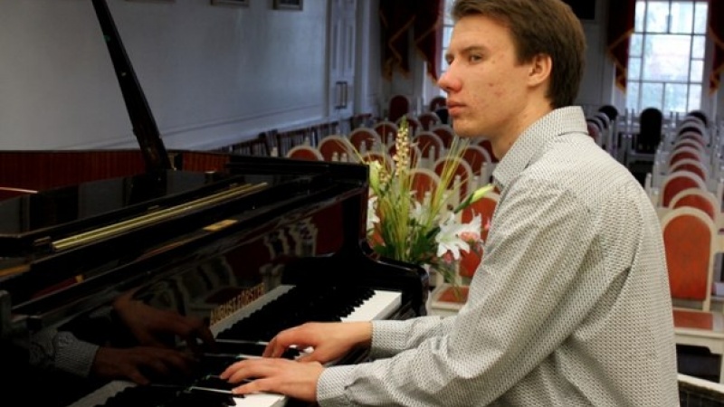 Выпускник Бузулукского музыкального колледжа Никита Демич даст концерт в «родных пенатах»