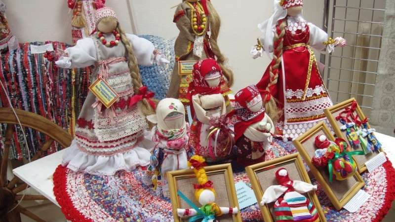 Выставка «Традиционная русская кукла» отправляется в Адамовку