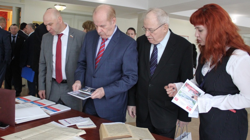 Архивисты представили выставку для участников торжественного заседания, посвященного 25-летию Законодательного Собрания Оренбургской области