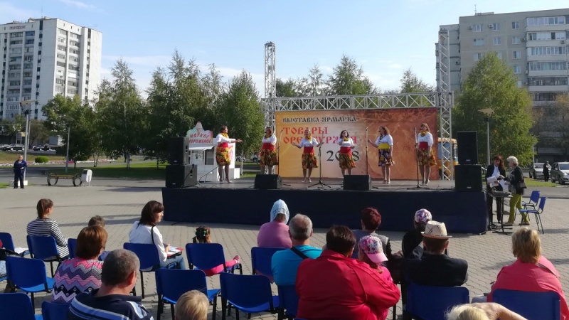 7 вокальных коллективов и отдельных исполнителей выступили на тематической ярмарке «Товары Оренбуржья-2018»