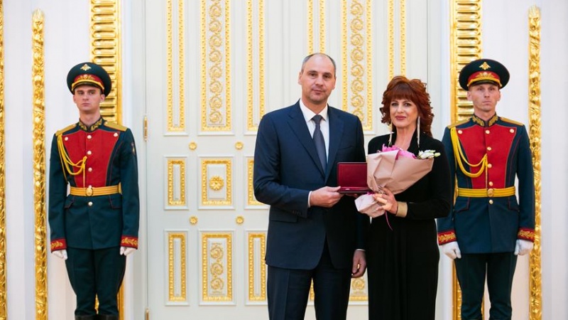 Денис Паслер вручил государственную награду директору Оренбургского театра музыкальной комедии Светлане Борисовой