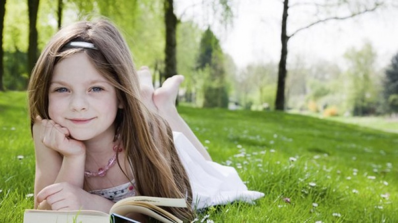Совмещая приятное с полезным: в летнее время школьники будут читать на свежем воздухе