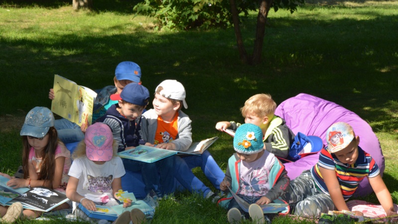 Проект «Летний читальный зал на траве» откроется праздником #ЧитаяЛетаю