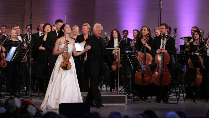 Национальный проект «Культура»: на открытии филармонического сезона на оренбургскую сцену выйдет юная испанская скрипачка Мария Дуэньяс