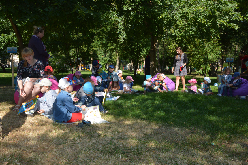 Более двух тысяч юных оренбуржцев стали постоянными участниками проекта «Летний читальный зал на траве»
