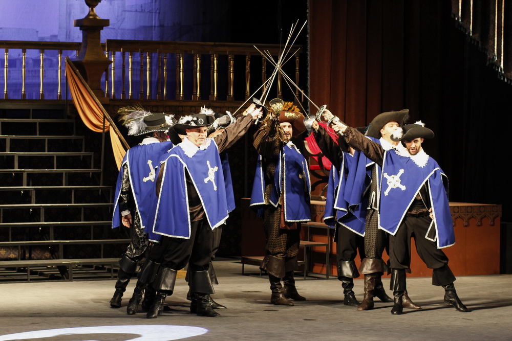 Оренбургский театр музыкальной комедии открыл 82-ой театральный сезон мюзиклом «Три мушкетера»