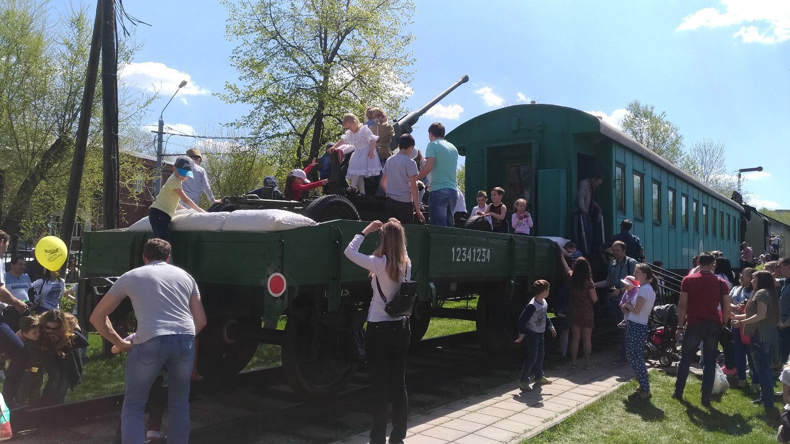 В День Победы активный интерес оренбуржцев к экспонатам парка обернулся ремонтом