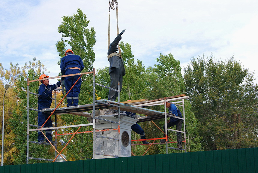 Продолжаются работы по сохранению памятника Владимиру Ленину