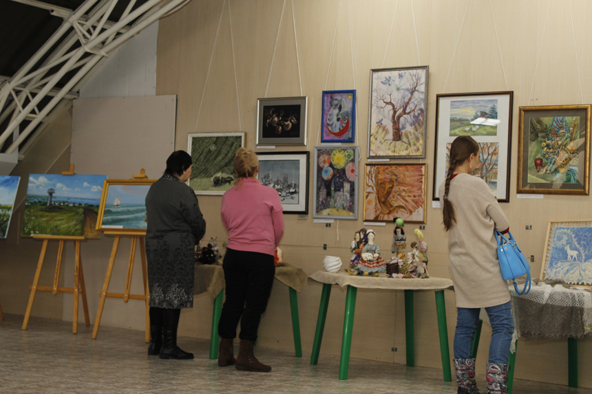 Юбилейная выставка-ярмарка изобразительного и декоративно-прикладного искусства «Наш вернисаж» начала свою работу