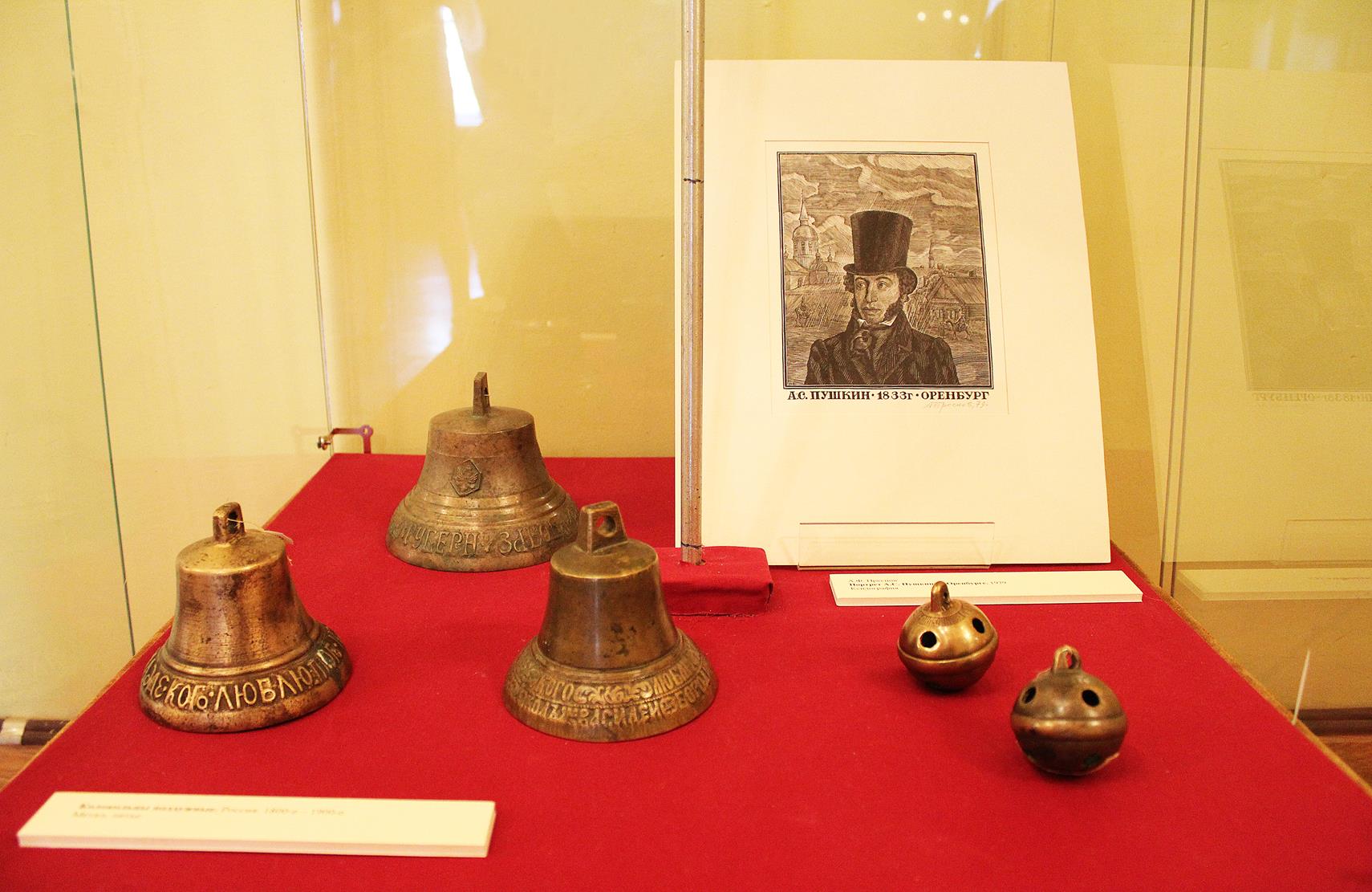 Национальный проект «Культура»:В Оренбургском губернаторском музее работает выставка «Колокола и колокольчики»