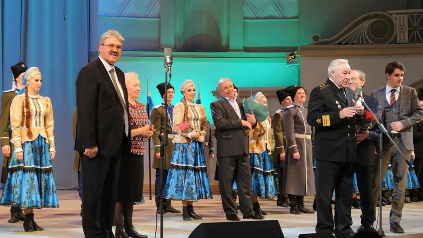 Оренбургскому государственному академическому русскому народному хору аплодировали в столице
