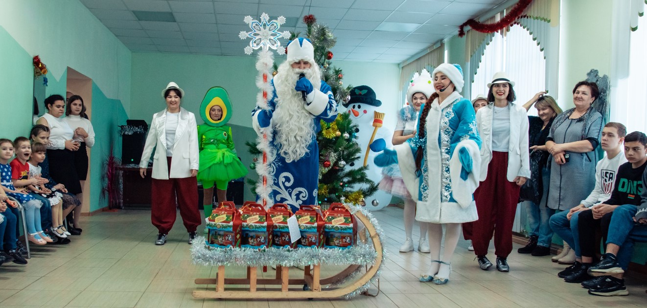Воспитанники Абдулинского детского дома увидели яркий новогодний спектакль