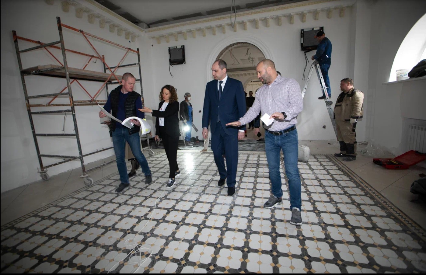 Губернатор Денис Паслер 18 апреля оценил темп ремонтных работ в Оренбургской областной филармонии