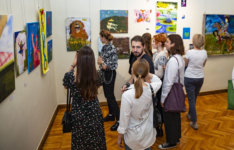 В Оренбуржье открылась выставка молодых художников «Я художник десять секунд» (0+)