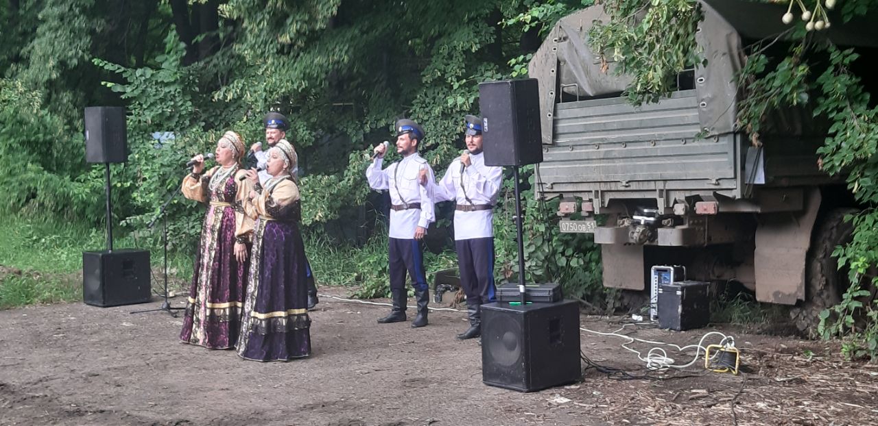 Артисты легендарного Оренбургского русского народного хора дают концерты в Луганской Народной Республике
