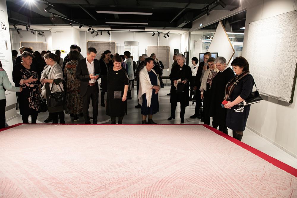 В обновленной Галерее «Оренбургский пуховый платок» открылась новая выставка пуховых изделий 