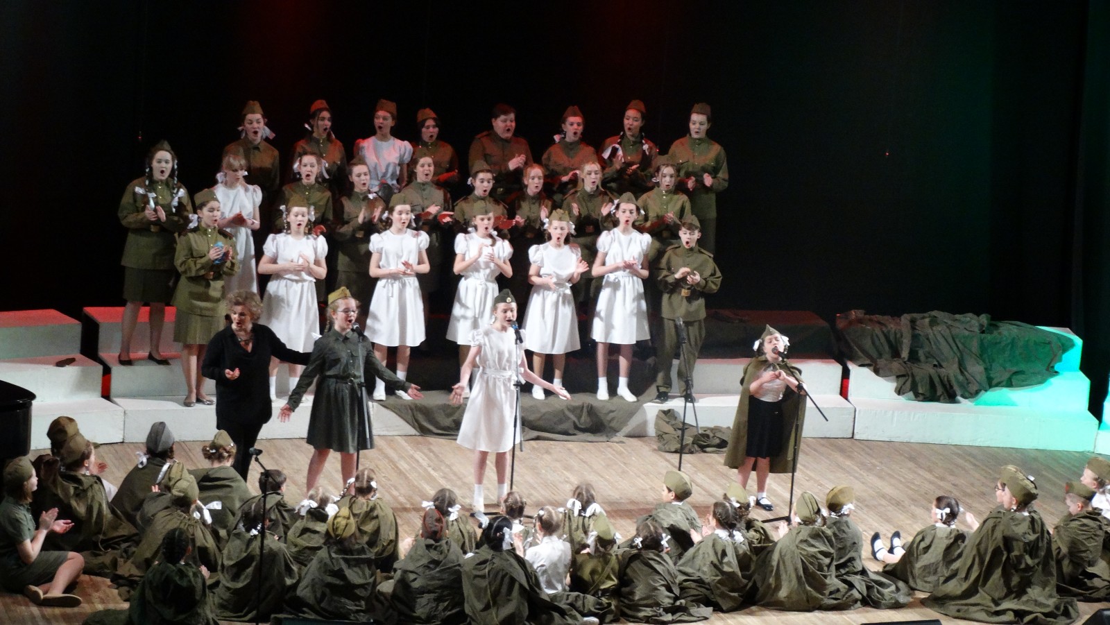 Показ записи хорового спектакля «Дети рождаются не для войны»
