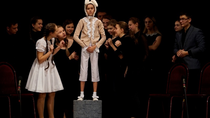 На сцене областного театра кукол состоялся благотворительный показ спектакля «Удивительное путешествие кролика Эдварда»