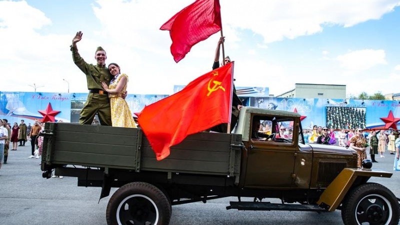 Грузовик «полуторка» времён Великой Отечественной сегодня принимает участие в торжествах на площади Ленина в День Победы