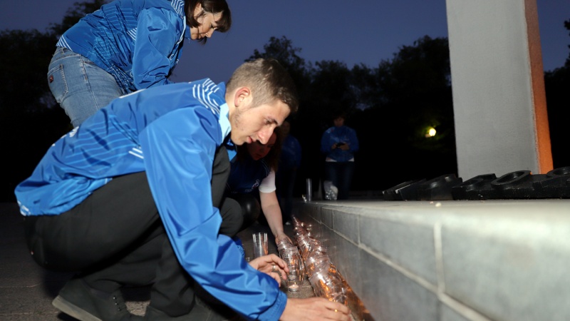 Национальный проект «Культура»: в День памяти и скорби волонтёры культуры первыми в Оренбуржье зажгли свечу памяти