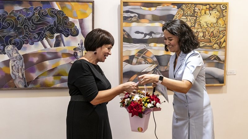 В Оренбуржье открылась выставка батиков художницы Светланы Шлеюк-Медведевой «Если птица поет...»