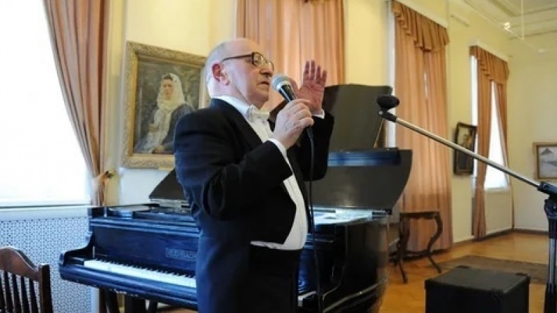 Анатолий Закопай приглашает побеседовать у рояля