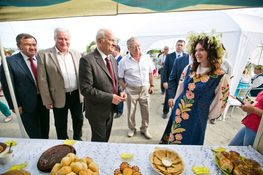 Центр, торговый центр, Оренбургская область, Адамовский район, посёлок Адамовка — Яндекс Карты