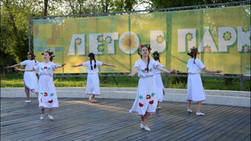 Нацпроект «Культура». «Летом в парке» оренбуржцы танцевали под песни коллективов из Пономаревского района