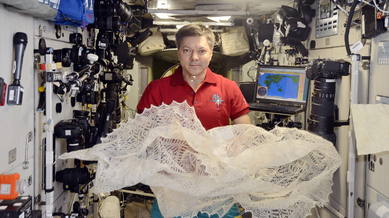 Оренбургский пуховый платок вернулся из космоса