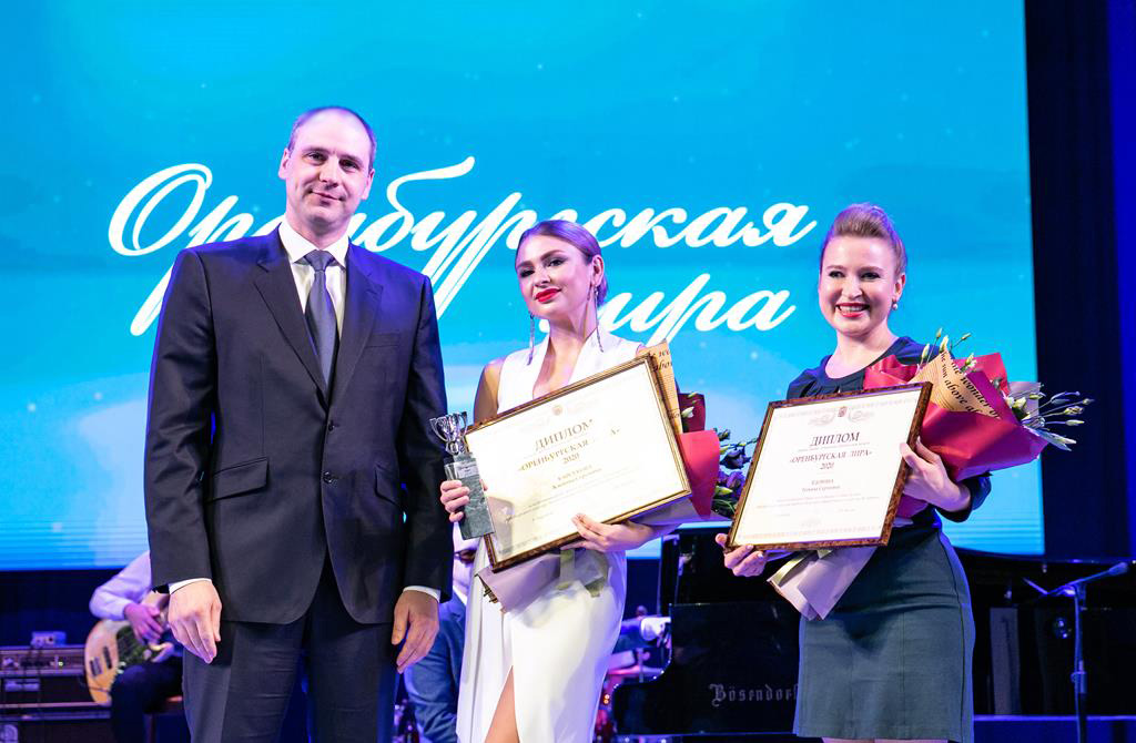 Денис Паслер вручил оренбуржцам награды за достижения в области культуры и искусства