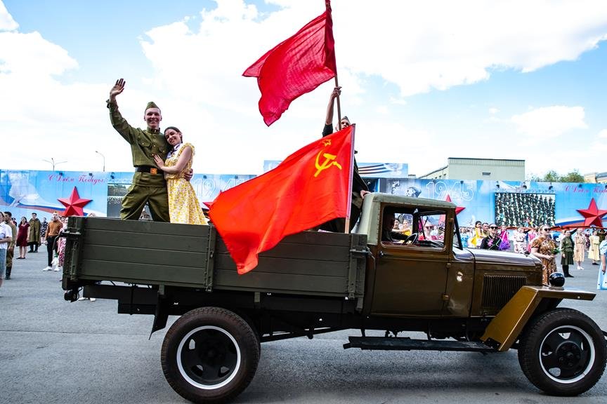 Грузовик «полуторка» времён Великой Отечественной сегодня принимает участие в торжествах на площади Ленина в День Победы