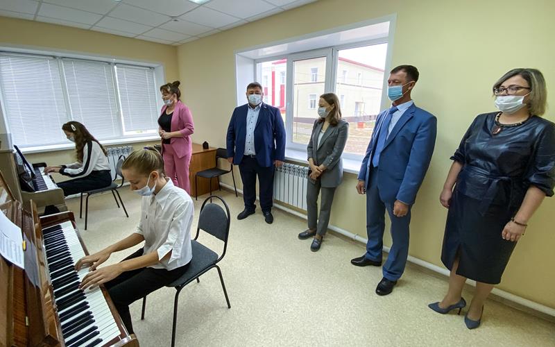 Министр культуры Оренбургской области Евгения Шевченко посетила обновлённую школу искусств Матвеевского района