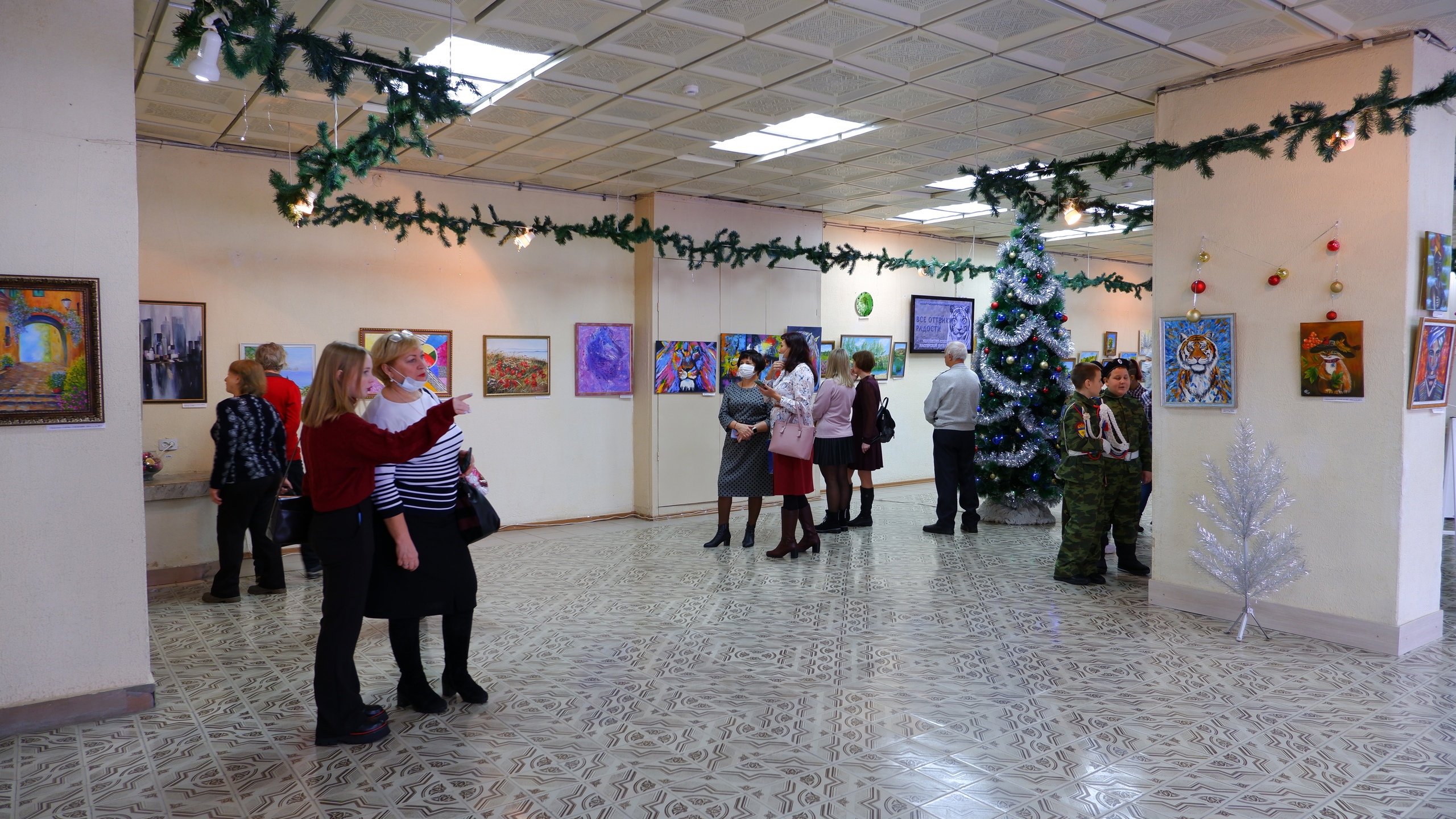 В Новотроицком музейно-выставочном комплексе открылась выставка «Все оттенки радости»