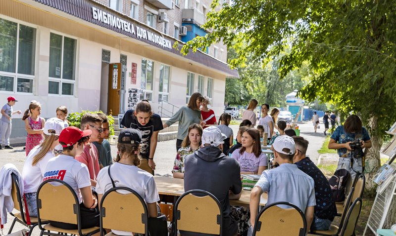 Библиотека для молодежи приглашает читателей в книжное кафе с «вкусным» меню  