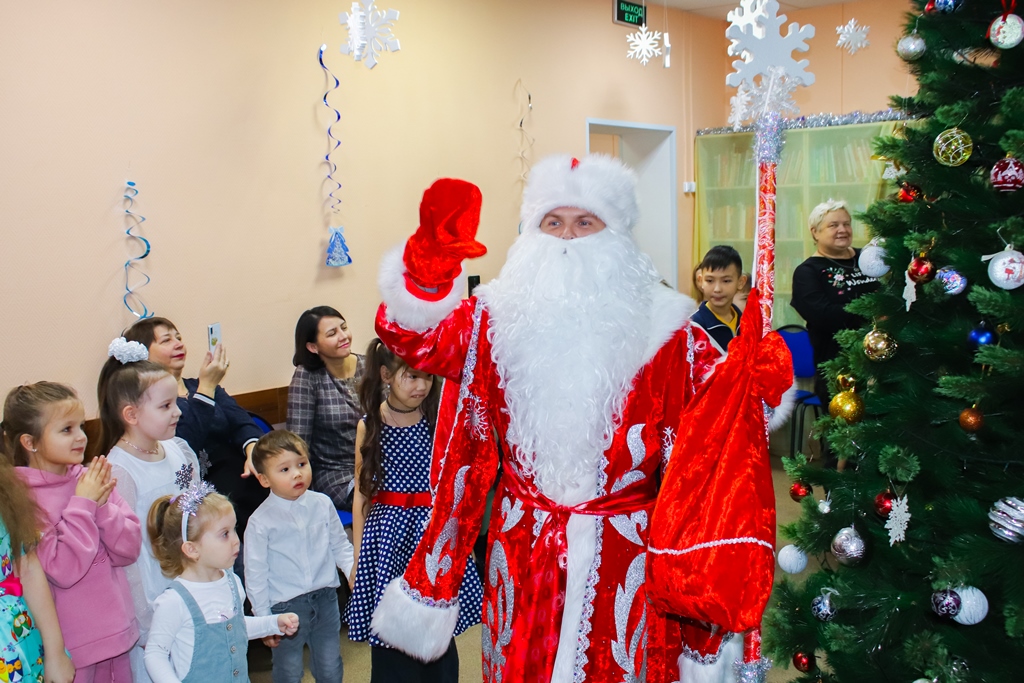 В Главной детской библиотеке Дед Мороз поздравил ребят из семей участников СВО