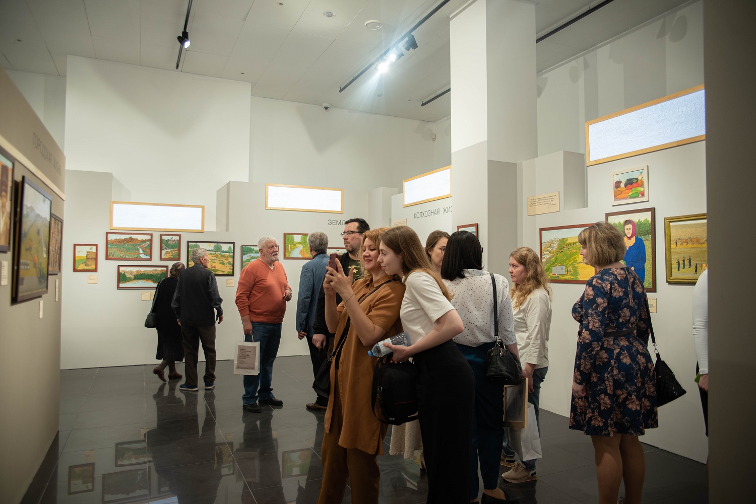 В Музее Черномырдина работает выставка наивного искусства