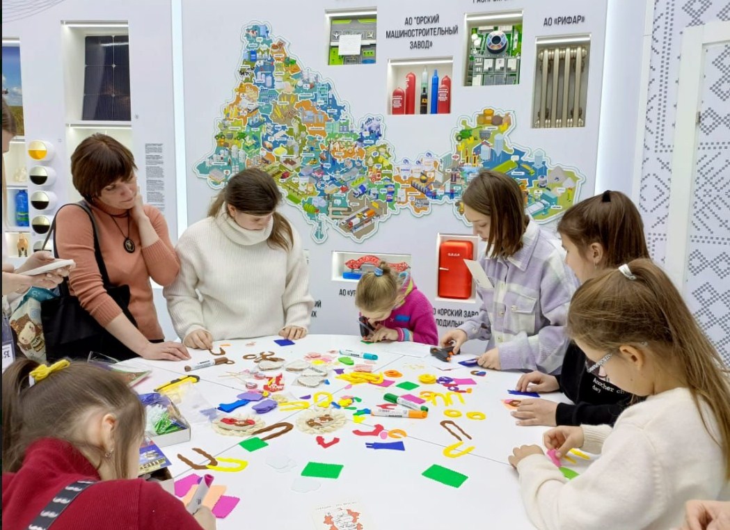 Оренбургская детская библиотека проводит мастер-классы на международной выставке-форуме «Россия»