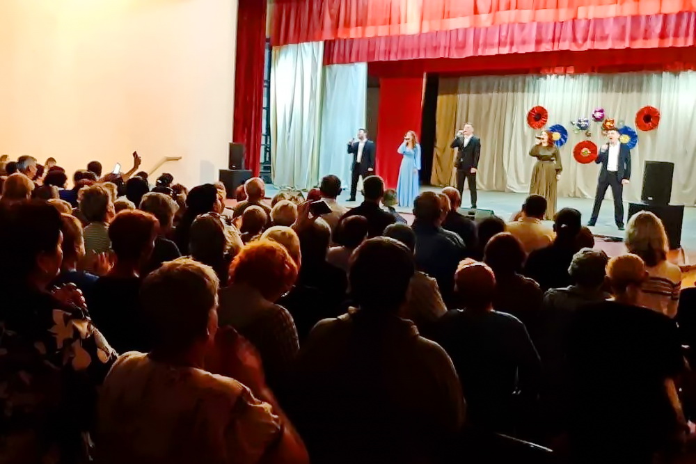 Почти весь концерт жители поселка Чернухино аплодировали нашим артистам стоя