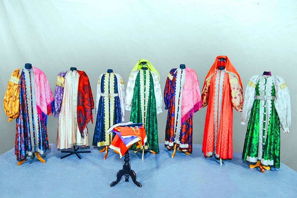 Три экспоната из эксклюзивной коллекции праздничных казачьих сарафанов возвращаются с реставрации в Оренбург