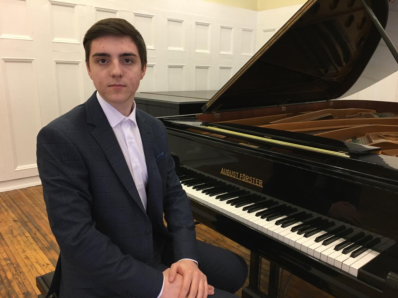 Выпускники музыкального колледжа с творческими подарками