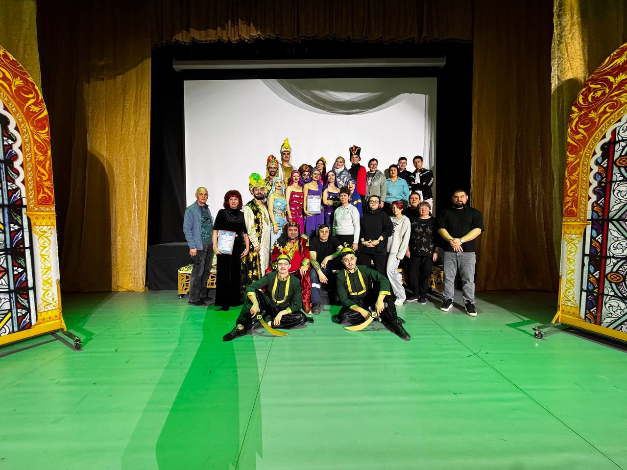 В подшефном Перевальском округе ЛНР прошли новогодние спектакли Оренбургского театра музыкальной комедии