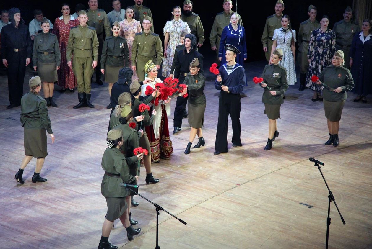 Оренбургскому государственному русскому народному хору аплодировали в Самаре и Москве