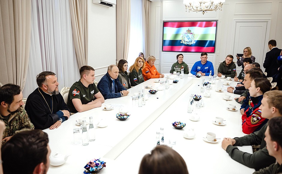 На встрече с добровольцами Курской области Владимиру Путину рассказали о помощи волонтеров культуры Бугурусланского района