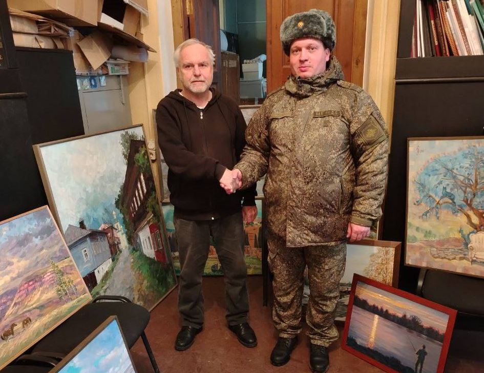 Тоцкие артиллеристы получили подарок от оренбургских художников в честь Дня ракетных войск и артиллерии