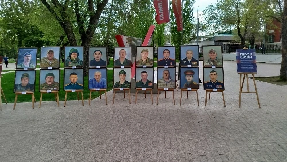 Студенты Областного художественного колледжа передадут созданные портреты героев их родителям